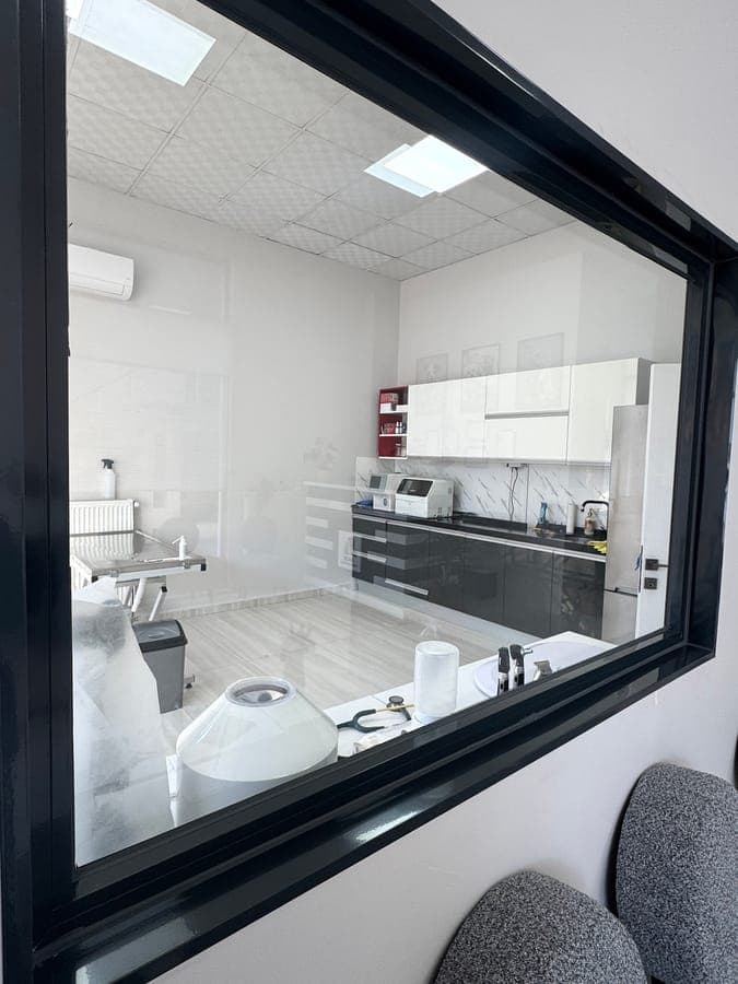 Muayene odasının camdan görünümü