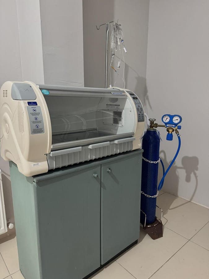 Yoğun bakım inkübatörü ve oksijen tüpü